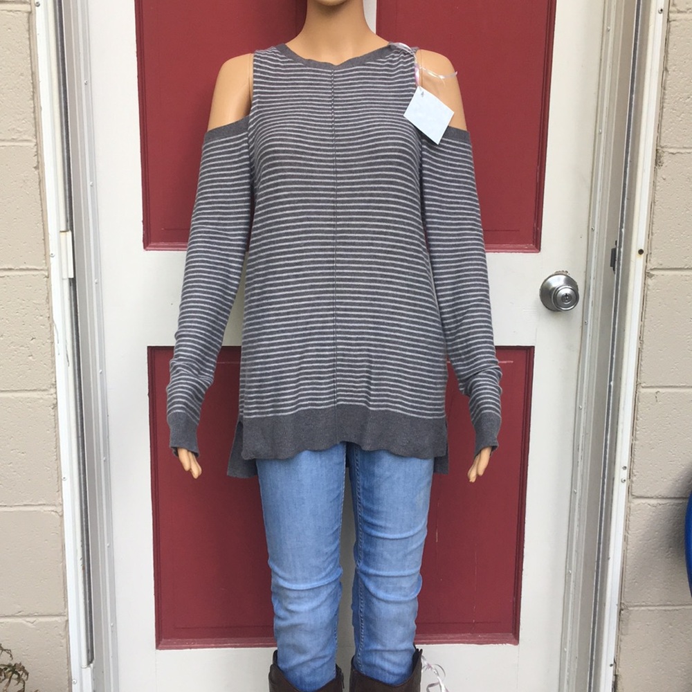 Trouve Sz Sm Cold Shoulder Long Sleeved Sweater